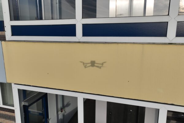 Schaduw van de inspectiedrone op de gevelbeplating