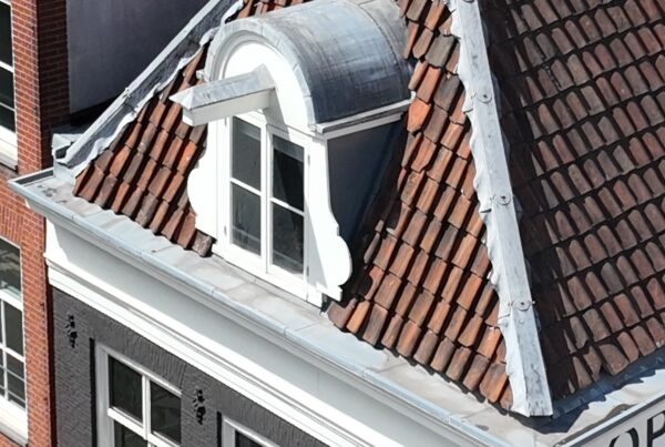 Tonvormige dakkapel met loden gewelf op een monumentaal pand in Amsterdam