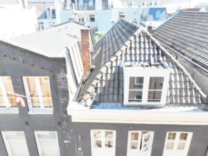 Drone-inspectie cafépand Amsterdam: pannendak met dakkapel