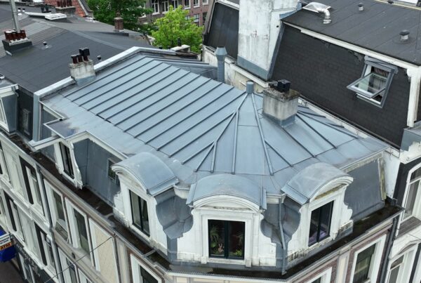 Drone-inspectie hoekpand Amsterdam: loden mansardedak met dakkapellen