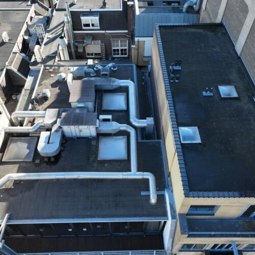 Drone-inspectie horecapand Amsterdam: daklandschap met installaties
