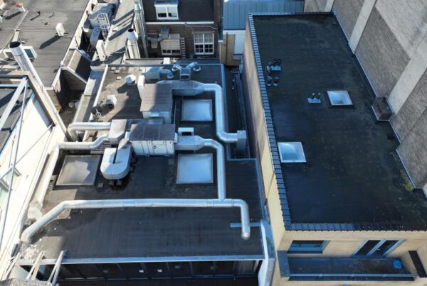 Drone-inspectie horecapand Amsterdam: daklandschap met installaties